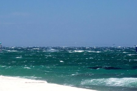 Tydens die onlangse â€œmoeilikeâ€ weersomstandighede, het vissersbote weer getoon dat hulle saamstaan in noodgevalle. Die Borderer van die Knobles van Struisbaai se bootenjin het op Donderdag, 15 Januarie 2015 probleme ontwikkel pas nadat Gansbaai hawe verlaat is. Hulle moes inderhaas anker afgooi om te verhoed dat die boot op die rotse beland met die sterk wind wat gewaai het. Vleigans van Louis Groenewald het die gevaar gesien en die Borderer tot hulp gekom en na veiligheid in die hawe gesleep. Dankie aan Boetie Ramsauer en Johan van Dyk wat Gansbaai Courant gekontak het. 